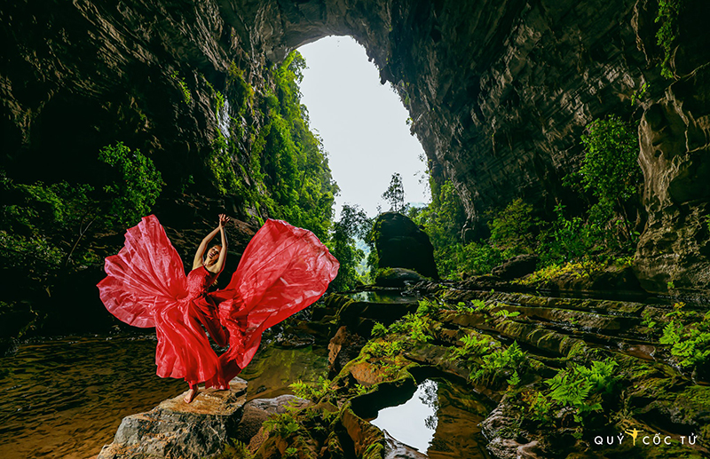 Á hậu Vũ Hoàng My chụp hình nghệ thuật trong hang Tiên. (Ảnh: Ngô Trần Hải An)