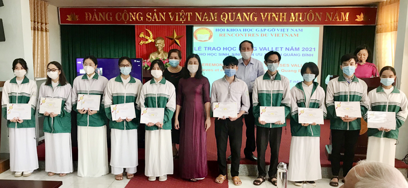 Các đơn vị đại diện trao học bổng Odon Vallet năm 2021 cho học sinh Trường Chuyên Võ Nguyên Giáp.