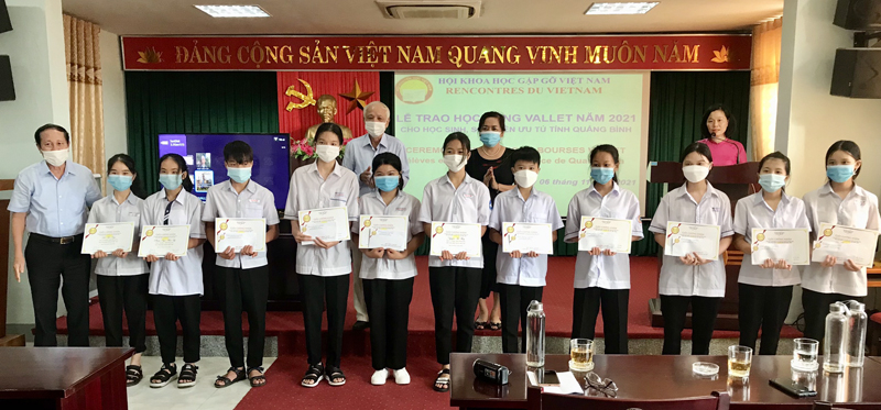 Các học sinh của Làng trẻ em SOS Đồng Hới được nhận học bổng Odon Vallet.