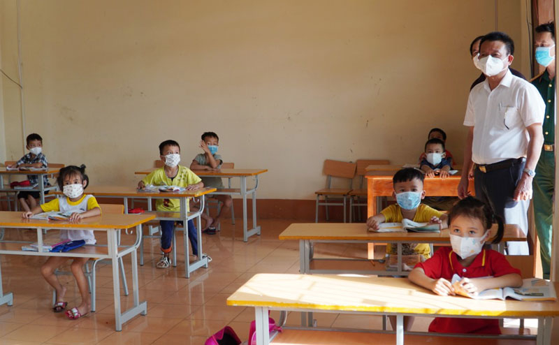 CDC kiểm tra công tác phòng, chống dịch tại lớp học trong khu cách ly tập trung. 