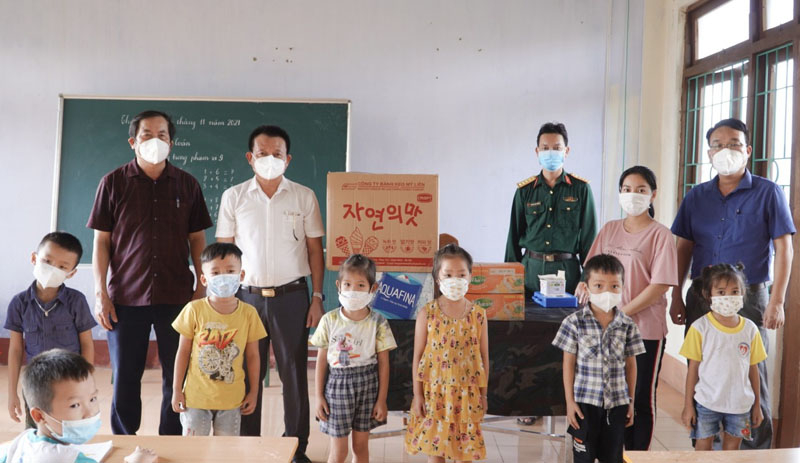 CDC tặng quà cho các cháu nhỏ tại khu cách ly tập trung Ban Chỉ huy Quân sự huyện Tuyên Hóa.