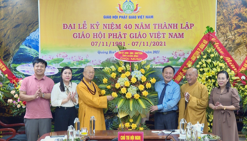 Đồng chí Trần Hải Châu, Phó Bí thư Thường trực Tỉnh ủy, Chủ tịch HĐND tỉnh cùng các đồng chí lãnh đạo các ban, ngành cấp tỉnh tặng hoa chúc mừng Ban Trị sự GHPGVN tỉnh Quảng Bình.