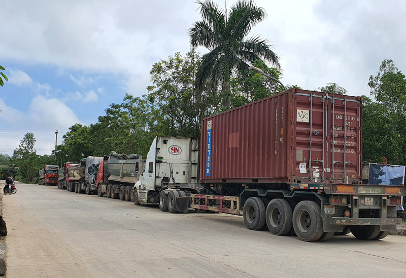 Các xe ô tô vận tải chở nguyên liệu vào cho các nhà máy xi măng hoạt động đã bị chặn lại không thể đi vào các nhà máy như thường lệ.