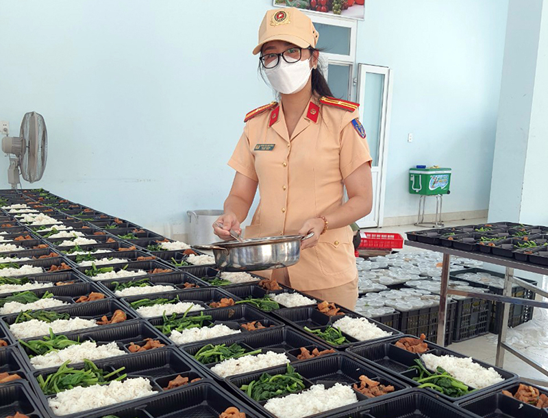 Cán bộ, chiến sĩ Đội CSGT-TT Công an TP. Đồng Hới tham gia hỗ trợ các khu cách ly, chung tay phòng, chống dịch Covid-19.