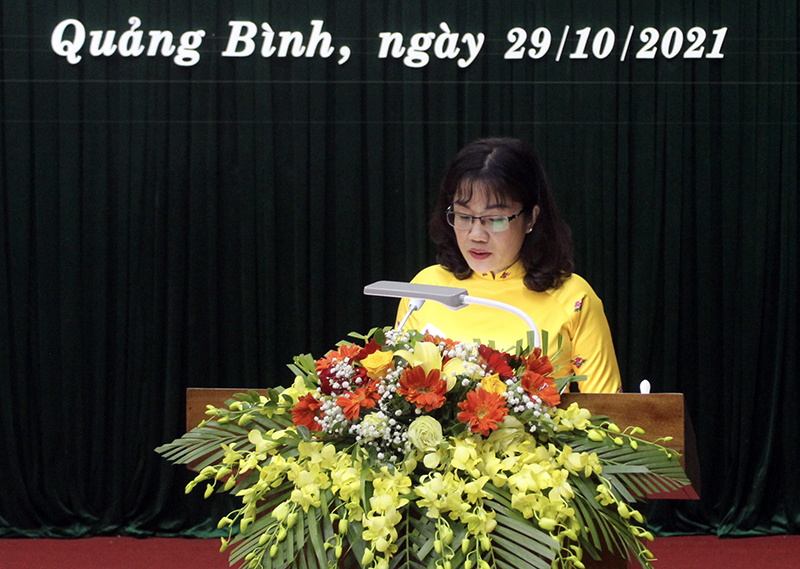 Lãnh đạo Văn phòng Quốc hội và HĐND tỉnh trình bày dự thảo Nghị quyết.