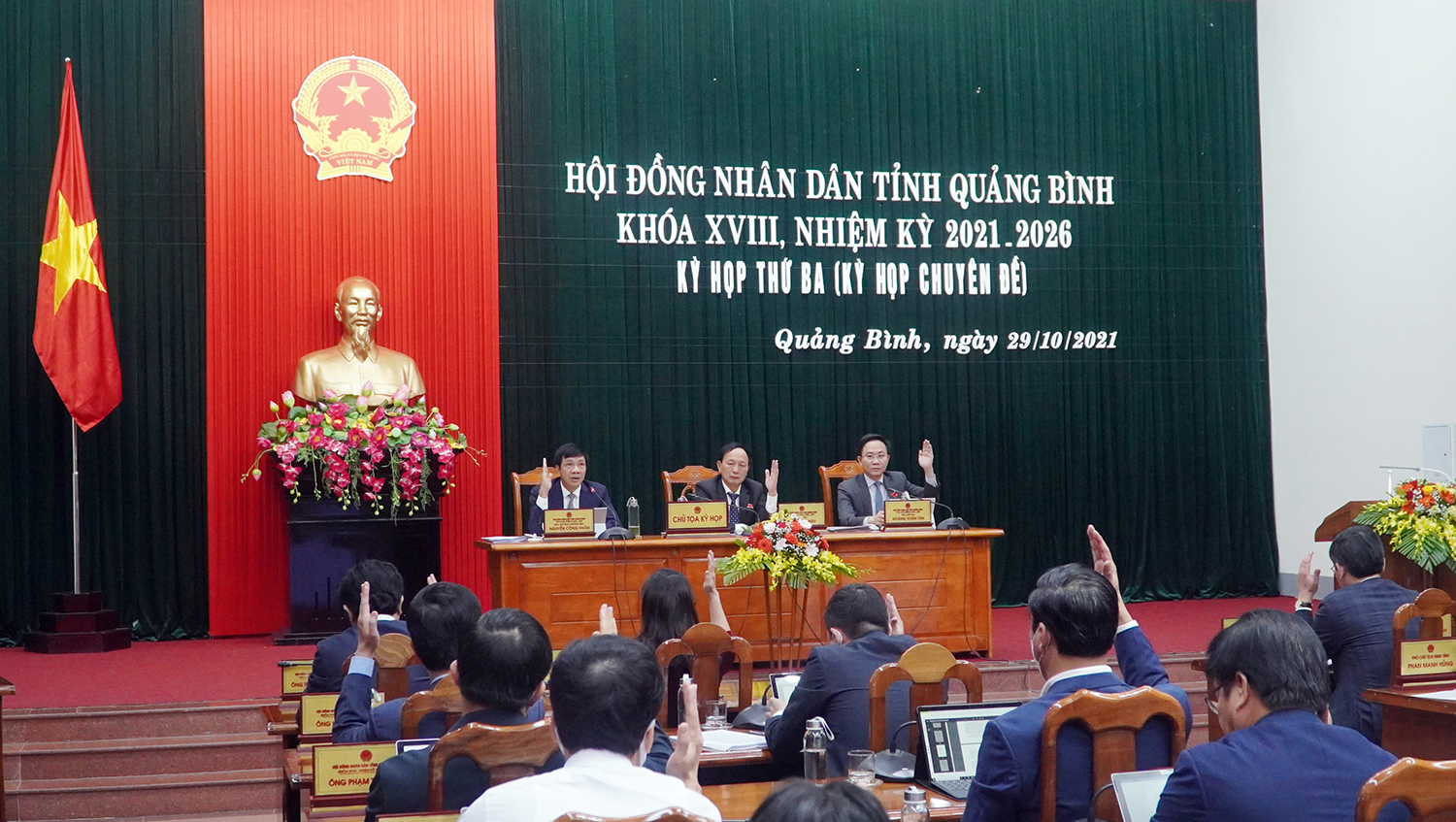 Đại biểu biểu quyết thông qua nghị quyết
