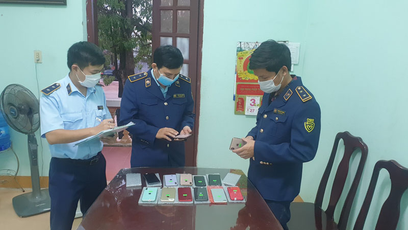 Lực lượng QLTT kiểm tra và phát hiện 13 điện thoại di động iPhone không có hóa đơn, chứng từ chứng minh tính hợp pháp.