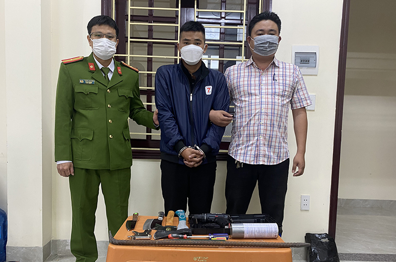 Đối tượng Đinh Quốc Đạt cùng hung khí gây ra các vụ trộm.