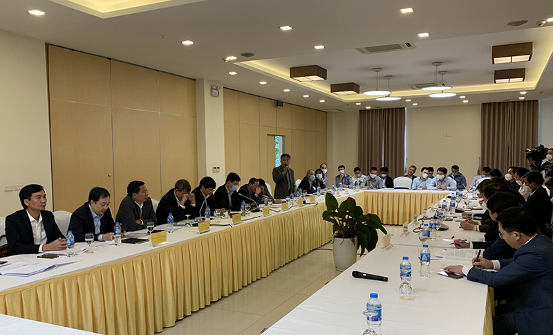 Đại biểu thảo luận, đối thoại tại buổi làm việc.