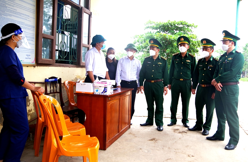 Đoàn công tác kiểm tra công tác phòng, chống Covid-19 tại Cảng cá Nhật Lệ.
