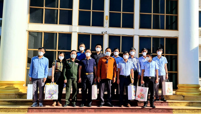 Đồng chí Phó Bí thư, Chủ tịch HĐND tỉnh Khăm Muộn Bun-mi Phim-mạ-sỏn lưu luyến chia tay đoàn công tác tỉnh Quảng Bình.