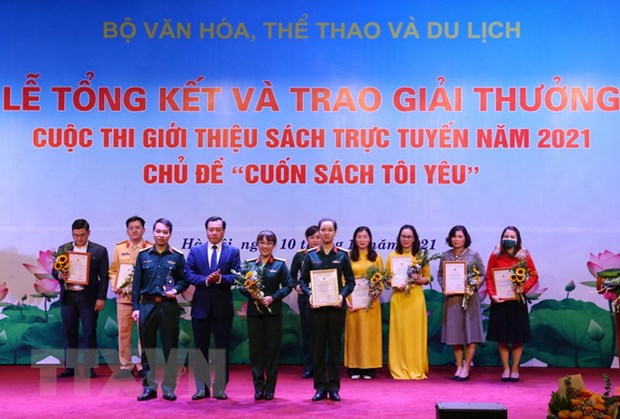 Vụ trưởng Vụ Thư viện (Bộ Văn hóa, Thể thao và Du lịch) Phạm Quốc Hùng trao giải Đặc biệt cho nhóm thí sinh Đỗ Phương Linh, Nguyễn Mạnh Tuấn, Phạm Phương Thảo, Thư viện Quân đội, Tổng cục Chính trị, Bộ Quốc phòng. (Ảnh: Hoàng Hiếu/TTXVN)