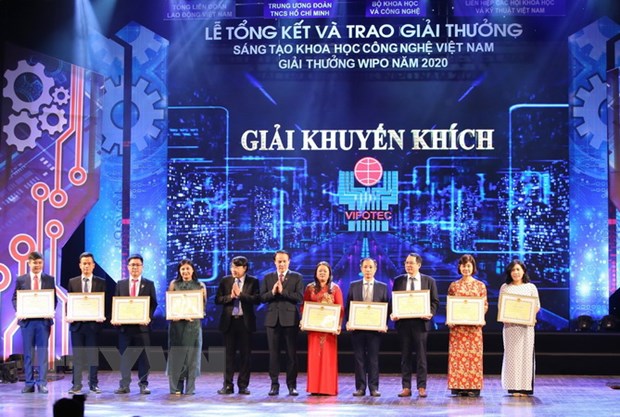 Các tác giả nhận giải Giải thưởng Sáng tạo Khoa học công nghệ Việt Nam (VIFOTEC) 2020. (Ảnh: Hoàng Hiếu/TTXVN)