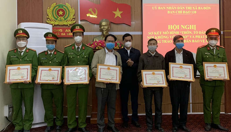 Lãnh đạo UBND TX. Ba Đồn trao giấy khen cho các tập thể, cá nhân có thành tích trong triển khai thực hiện mô hình.