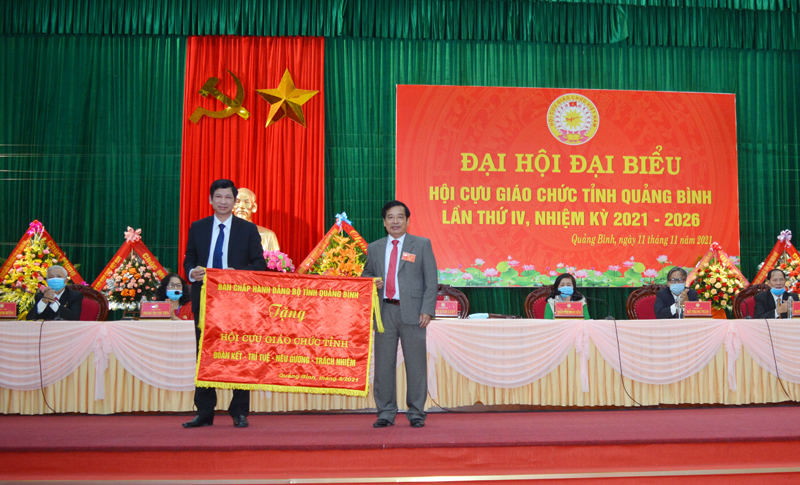 Đồng chí Hồ An Phong, Tỉnh ủy viên, Phó Chủ tịch UBND tỉnh trao bức trướng của BCH Đảng bộ tỉnh tặng Hội CGC Quảng Bình.
