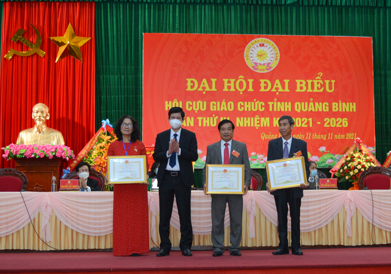 Phó Chủ tịch UBND tỉnh Hồ An Phong trao Bằng khen của Chủ tịch UBND tỉnh cho các tập thể và cá nhân vì đã có thành tích xuất sắc trong công tác hội giai đoạn 2016-2021.