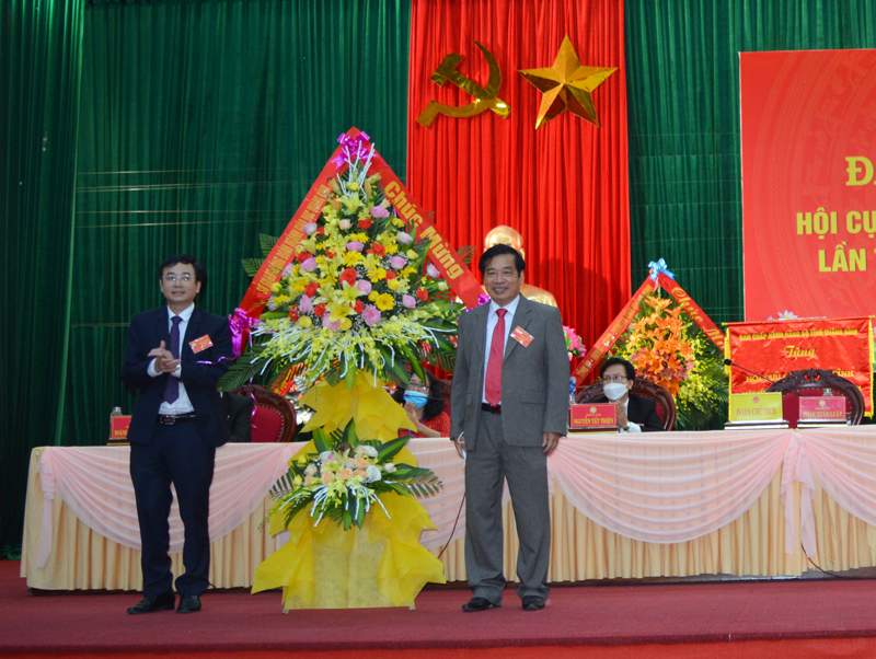 Giám đốc Sở GD-ĐT Đặng Ngọc Tuấn tặng hoa chúc mừng Đại hội Hội CGC lần thứ IV, nhiệm kỳ 2021-2026.