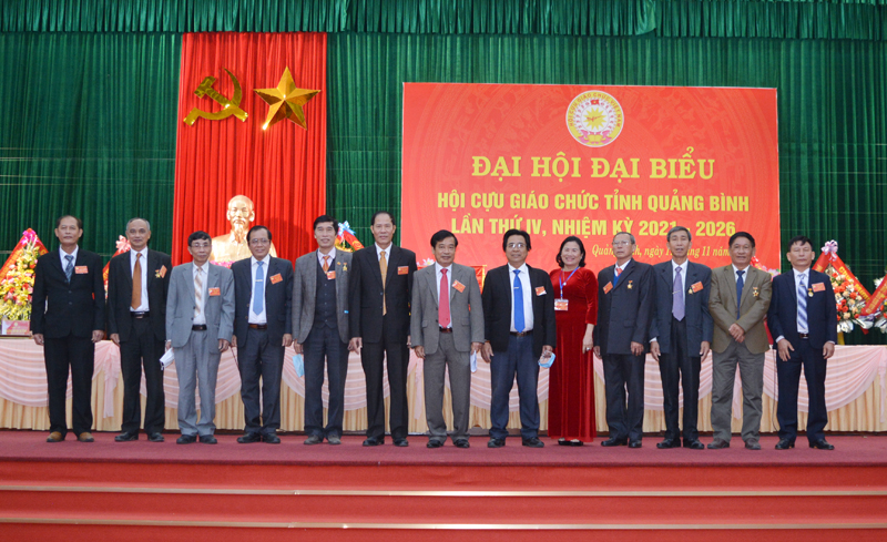 Chấp hành Hội CGC Quảng Bình khóa IV, nhiệm kỳ 2021-2026 nhận nhiệm vụ tại đại hội.