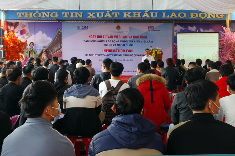 Sở LĐ-TB-XH thực hiện tuyên truyền về công tác đưa LĐ đi làm việc ở nước ngoài theo hợp đồng trong Ngày hội tư vấn việc làm đầu năm 2021 .