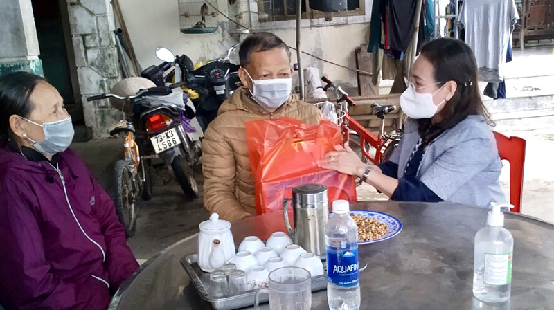 Đồng chí Chủ tịch Ủy ban MTTQVN tỉnh Phạm Thị Hân tặng quà nguyên cán bộ mặt trận tại TX. Ba Đồn. 