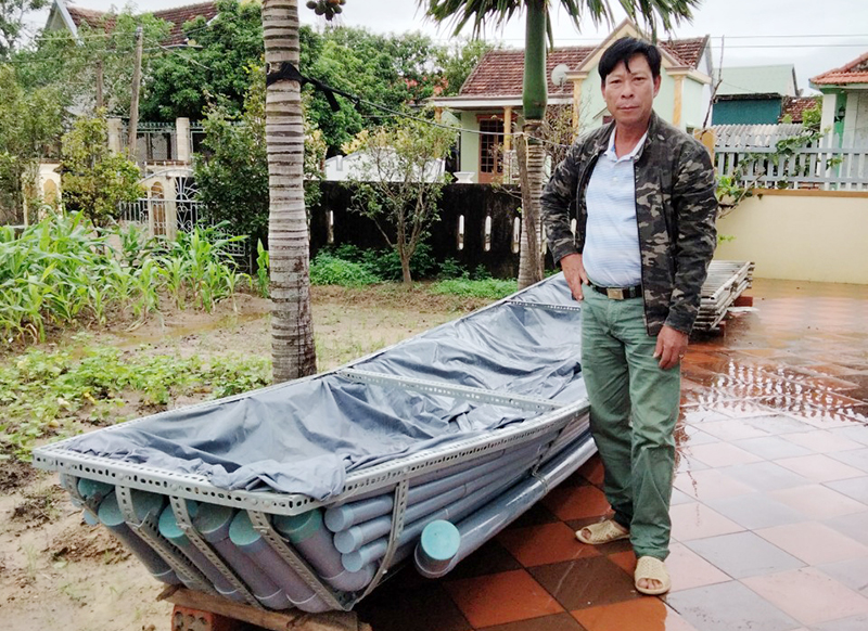 Thuyền ống nhựa của ông Nguyễn Mậu Sơn có thể sử dụng được mọi lúc, độ an toàn cao và giá thành thấp.