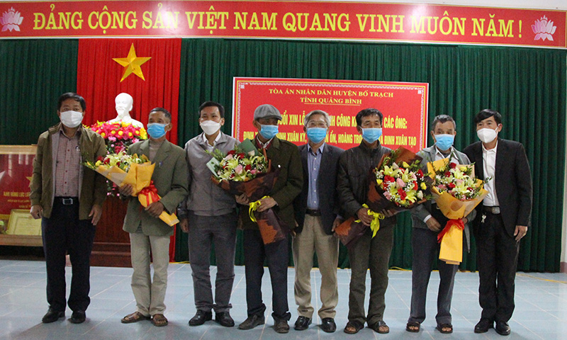 Đại diện TAND và các ban, ngành huyện Bố Trạch tặng hoa cho các công dân bị oan sai trong vụ án  "Trộm cắp tài sản XHCN " xảy ra cách đây 34 năm tại xã Liên Trạch.