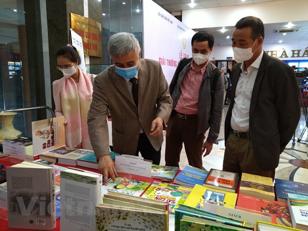 Các đại biểu tham quan khu vực trưng bày sách đạt giải. (Ảnh: Minh Thu/Vietnam+)