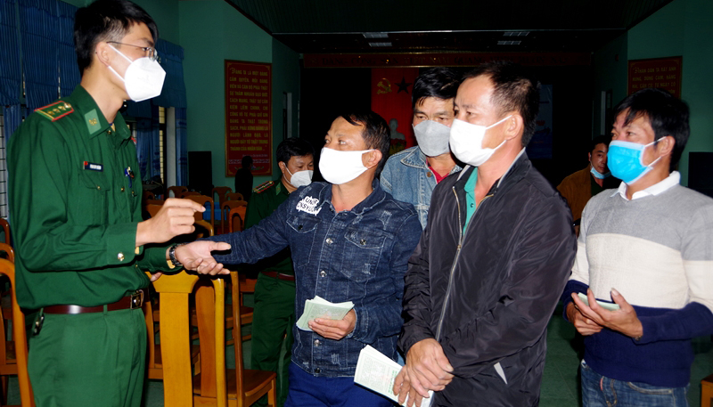 Cán bộ Đồn Biên phòng Nhật Lệ, BĐBP tỉnh hướng dẫn, giải thích về các quy định biên giới biển cho ngư dân xã Quang Phú, TP. Đồng Hới nắm, hiểu rõ.