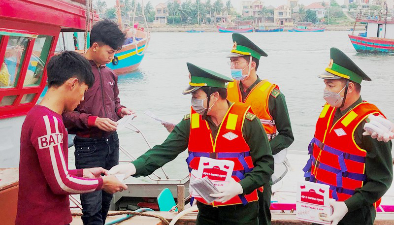 Cán bộ Đồn Biên phòng Nhật Lệ, BĐBP tỉnh đi đến từng tàu ngư dân trên địa bàn phát tờ rơi, tờ gấp tuyên truyền phổ biến giáo dục pháp luật; chấp hành IUU và phòng, chống Covid-19.