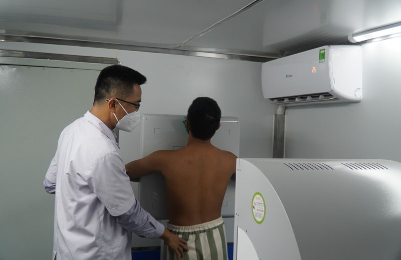 CDC Quảng Bình chụp chụp XQ phổi cho phạm nhân bằng xe X-Quang kỹ thuật số lưu động.