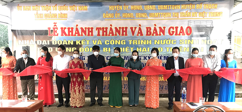 Lãnh đạo Ủy ban MTTQVN tỉnh và huyện Bố Trạch cắt băng khánh thành 5 nhà Đại đoàn kết và 2 công trình nước sạch.