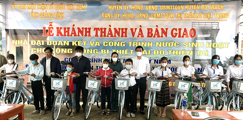 Các đại biểu trao tặng xe đạp cho học sinh nghèo bản Khe Ngát.