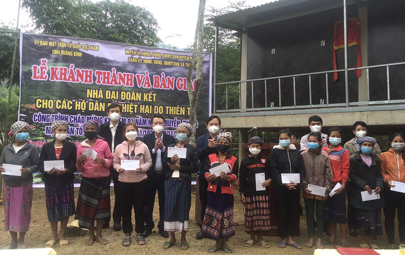 Đại diện lãnh đạo Ủy ban MTTQVN tỉnh và huyện Minh Hóa tặng quà cho ĐBDTTS xã Trọng Hóa.
