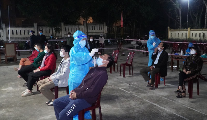 Xét nghiệm cho người dân khu phong tỏa của thị trấn Đồng Lê.