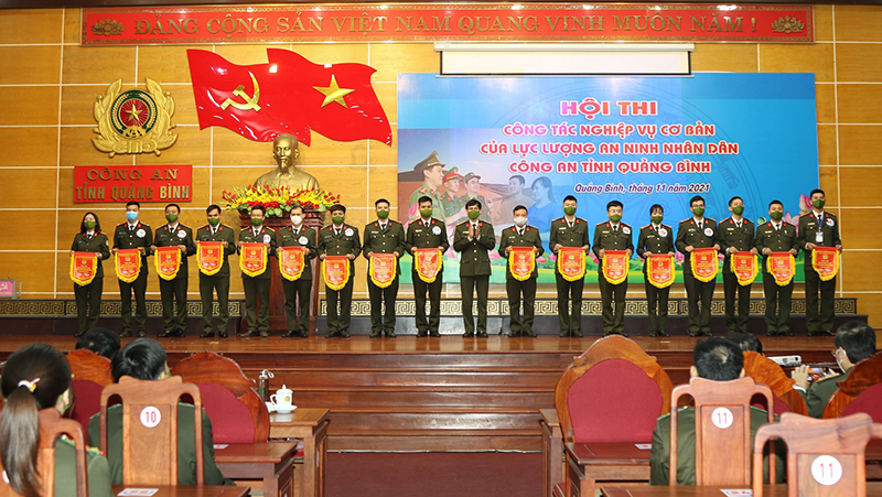 Ban tổ chức trao cờ lưu niệm cho các đội thi.