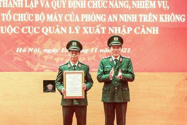 Trung tướng Lương Tam Quang - Thứ trưởng Bộ Công an trao quyết định thành lập phòng An ninh trên không. (Ảnh: Trung Kiên/TTXVN)