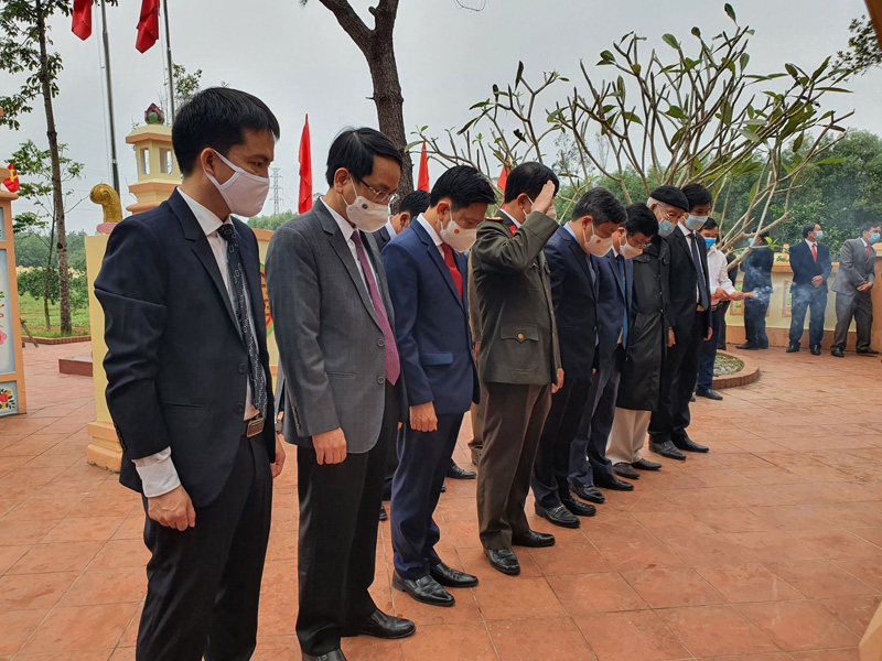 Các đại biểu dâng hương, thăm miếu Thần Hoàng