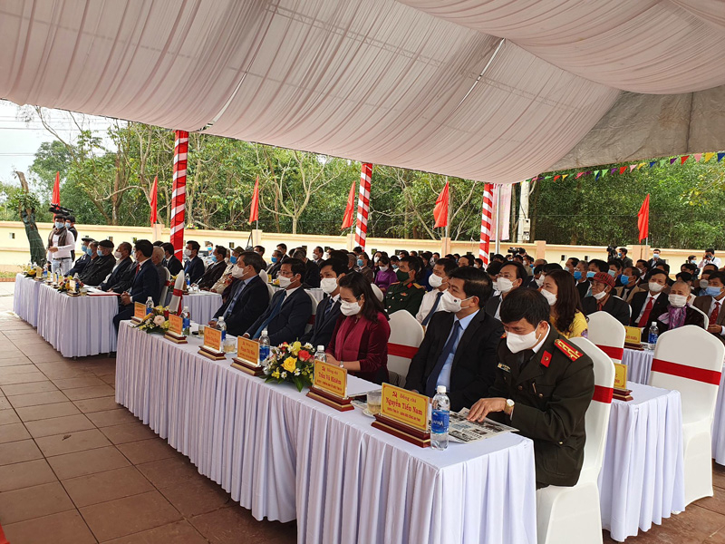 Các đại biểu đang dự buổi lễ