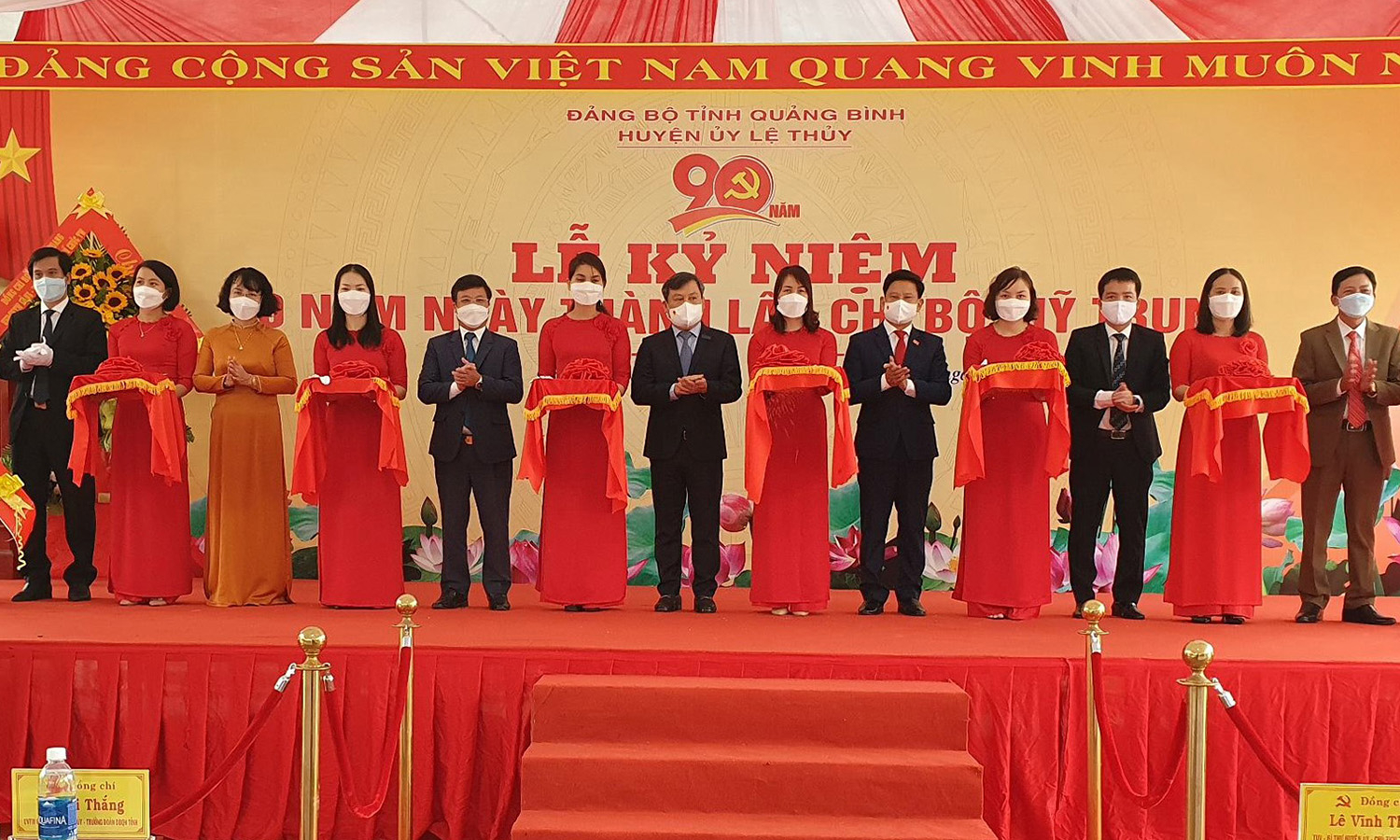 Các đại biểu cắt băng khánh thành công trình trùng tu, tôn tạo khu di tích miếu Thần Hoàng