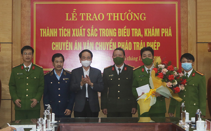 Đồng chí Phan Mạnh Hùng, Tỉnh ủy viên, Phó Chủ tịch UBND tỉnh, Trưởng Ban Chỉ đạo 389 tỉnh đã tặng hoa chúc mừng và thưởng nóng cho Ban chuyên án 1121-P.