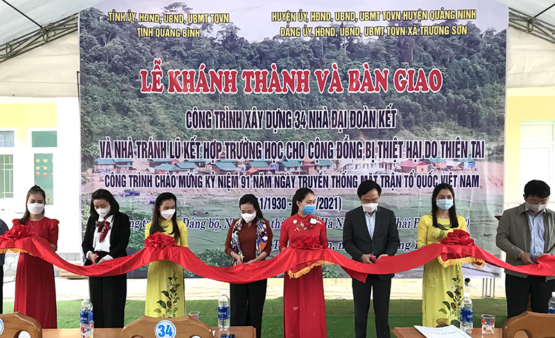 Lễ cắt băng khánh thành 34 nhà “Đại đoàn kết” và nhà tránh lũ kết hợp trường học.