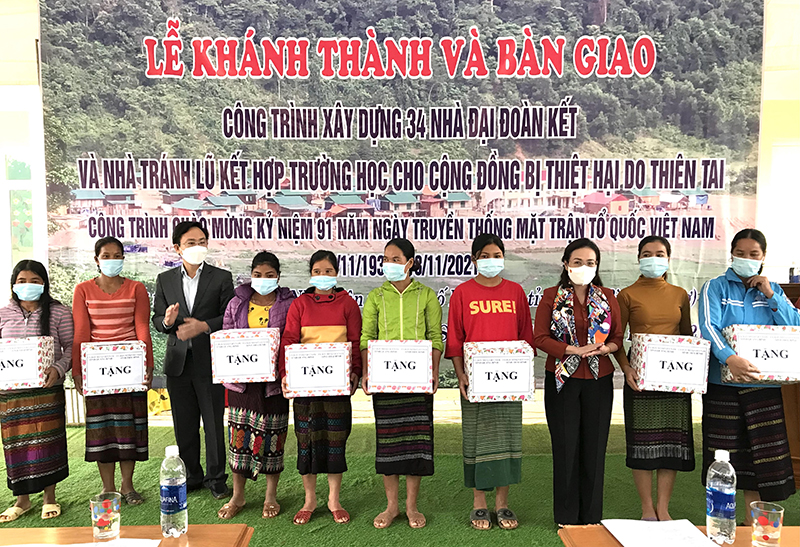 Đồng chí Chủ tịch Ủy ban MTTQVN tỉnh Phạm Thị Hân và đồng chí Phó Chủ tịch HĐND tỉnh Hoàng Xuân Tân trao quà cho các hộ được hỗ trợ xây dựng nhà “Đại đoàn kết”.