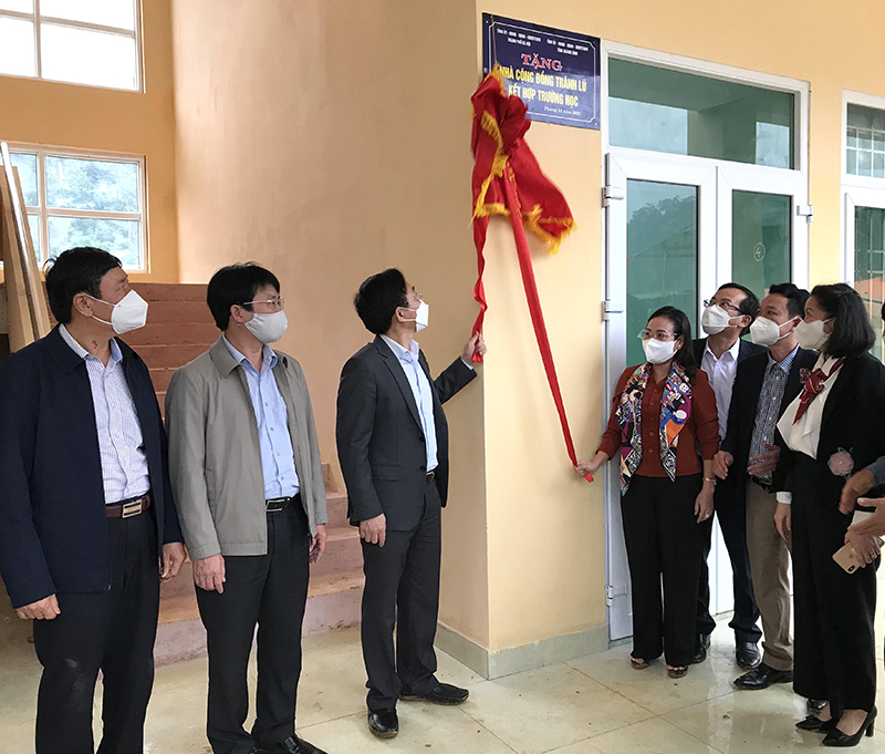 Các đại biểu làm lễ bàn giao nhà tránh lũ kết hợp trường học cho đồng bào bản Sắt.