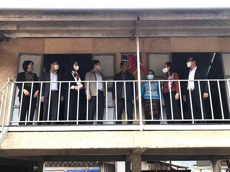 Các đại biểu tham quan nhà “Đại đoàn kết” cho ĐBDTTS.