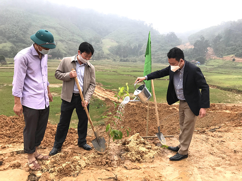 Các đại biểu trồng cây lưu niệm tại bản Sắt.