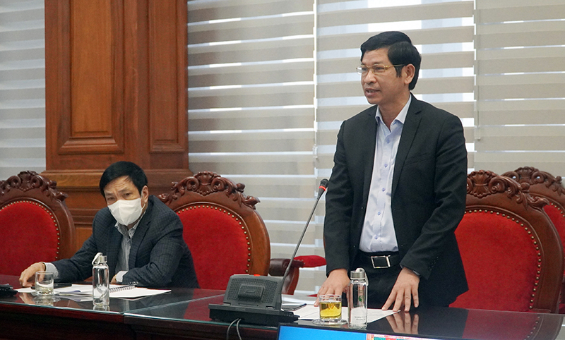 Đồng chí Phó Chỉ huy trưởng Trung tâm Chỉ huy phòng chống dịch Covid-19 Hồ An Phong thảo luận tại buổi làm việc