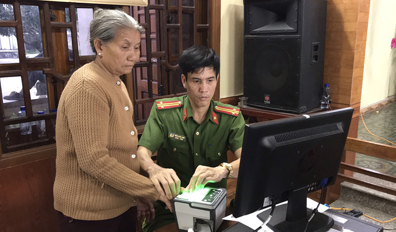 Cán bộ, chiến sỹ PC06, Công an tỉnh thực hiện cấp CCCD gắn chíp tại các địa phương trong tỉnh (Ảnh chụp trước thời điểm dịch Covid-19 bùng phát).