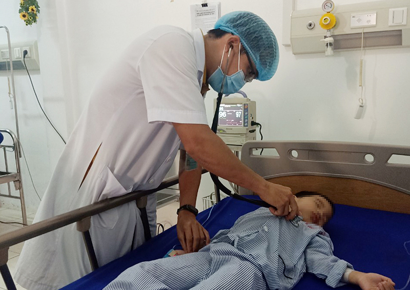 Y bác sỹ Bệnh viện đa khoa huyện Bố Trạch luôn nỗ lực làm tốt công tác khám, điều trị cho bệnh nhân.