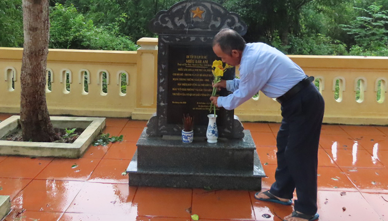 Hơn 40 năm qua, ông Lê Gia Trị là người gắn bó, trong coi miếu Lòi Am. 