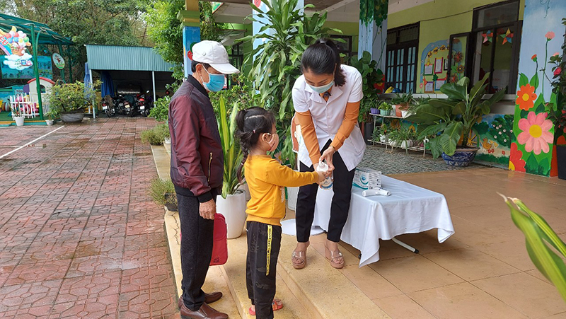 HS được kiểm tra thân nhiệt trường khi vào trường